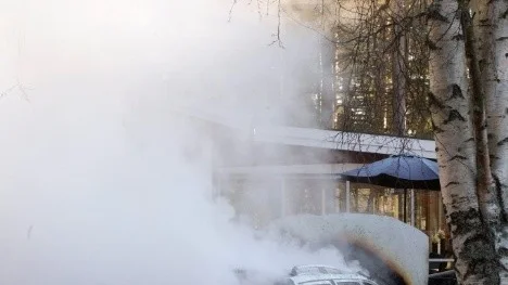 Bilbranden fick ett snabbt förlopp. Räddningstjänsten fick visserligen kontroll på det ela, men bilen som stod parkerade på en gårdsuppfart blev totalt utbränd.