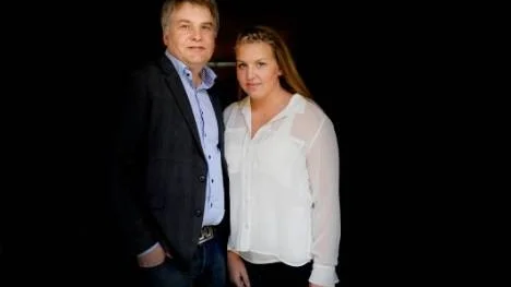 Erik och Siri Sönstelie har skrivit boken "Jag lever, pappa" tillsammans. Om hur far och dotter upplevde Utöyatragedien ur var sitt perspektiv. Hon på flykt undan Anders Behring Breiviks dödsskjutningar på ön. Han som desperat pappa, kvar på fastlandet.