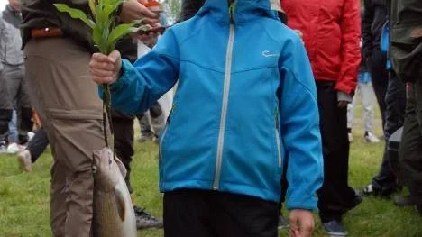 Oskar Sundström är bara åtta år men han har varit med i toppen i fiskefestivalen flera gånger, nu är han i delad ledning i harrklassen.