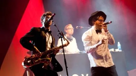 Movits var tillbaka på Piteå dansar och ler och till slut gick de på knock och skapade den galna danseufori man är van vid kommer av deras musik.