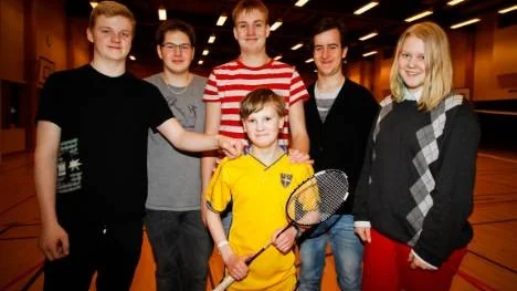 Petter Dahlqvist, William Wikström, Joel Johansson, Sammy Nyberg och Emma Backman har hjälpt Martin Danielsson med läxor, dataspel och sport. "Meningen är att lära sig ansvarstagande och företagsamhet och samtidigt göra en god gärning", säger William Wikström.