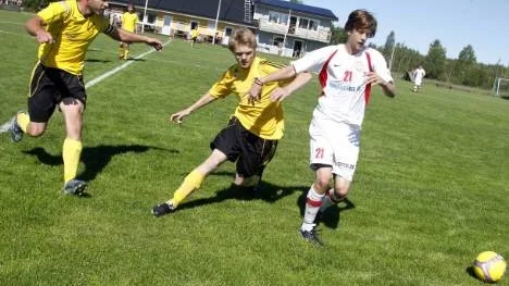 Jens Åkerlund i Alterdalen 1 i jakt på bollen i matchen mot Norrfjärden i Norrfjärdensmästerskapet. Alterdalen vann med 3-1 och hela mästerskapet efter att ha besegrat Rosvik med samma siffror i den avgörande matchen.