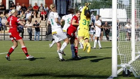 Målvakten Lisa Mattsson räddade Rågsved före paus.