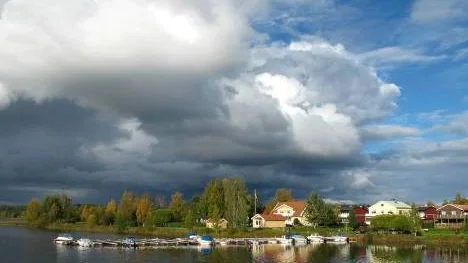 En vy mot Skurholmen i Luleå, där ett hotande oväder drar in norrifrån.