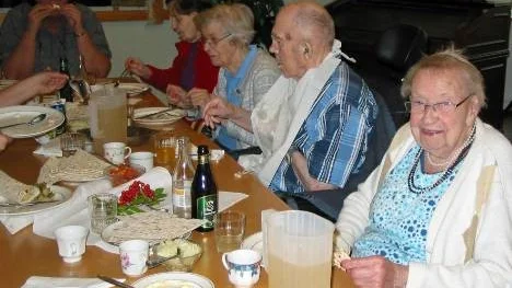 "Jag tycker det är festligt på något vis med surströmmingskalas", sa 93-åriga Britta Markström. Vid samma bord festade från vänster Katrine Jonsson, Margot Öhlund, Elsa Häggström och Patrik Bergfast.