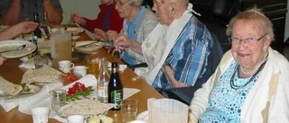 Nybergas pensionärer bjöds på surströmmingsfest