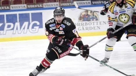 Landslagscentern Niklas Olausson blir kvar Luleå Hockey de närmaste två åren. (Arkivbild)