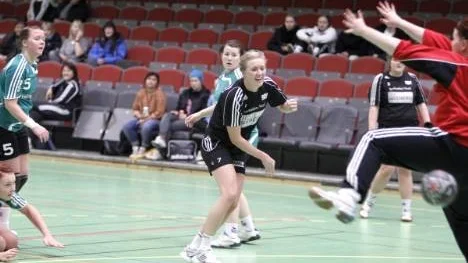 Sofia Lindkvist, spelande tränaren, sätter bollen i mål. Lillpite vann som väntat stort mot gästande Malmberget. Segersiffrorna skrevs till slut 34-16 och Sofia gjorde åtta mål.