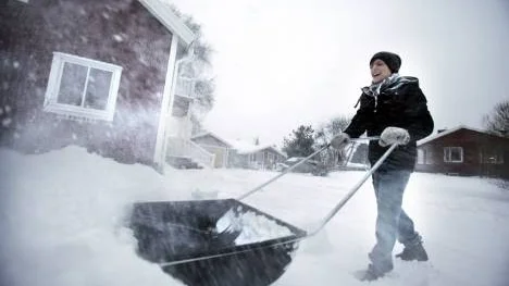 Mikael Hedenström skottar ibland sina föräldrars gård på Backenområdet. Han har inte full koll på vilka regler som gäller för snöskottning inom Piteå kommun. "Men sunt förnuft räcker nog långt", säger han.