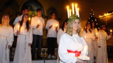 Arvidsjaurs lucia Beatrice Sameland stod längst fram för musikupplevelsen i ortens kyrka. "Vi är inte många, men vi tar i", säger Beatrice Sameland.