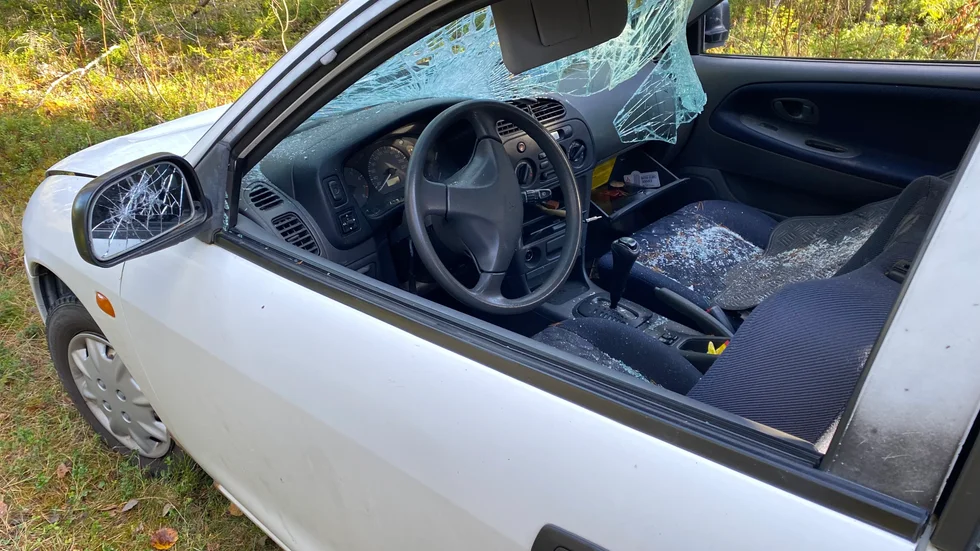 Skrotbilen har dumpats på gården i Seskarö. Bilen i artikeln är inte densamma som på bilden.