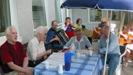 Torsdagens härliga sommarväder i Älvsbyn togs tillvara av både gäster och personal vid Tärnans dagverksamhet på Nyberga: Dagens lunch avnjöts på uteplatsen och följdes av en trivsam sångstund till ackompanjemang av egen "orkester".