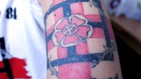 Reine visar upp sina tatueringar