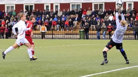 Här räddar Erik Karlsson (i rött) oavgjort för Piteå i seriefinalen mot Vasalund.  Vasalunds målvakt Jenny Nauwelaerts de Agé har fingrarna på bollen men den går ändå in i mål.