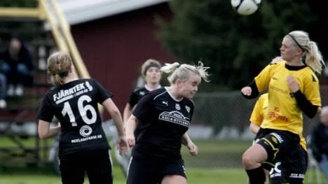 Jessica Olovsson (gul tröja) gjorde ett mål, 4-0, för Infjärden i derbyt mot Blåsmark/Svensbyn.