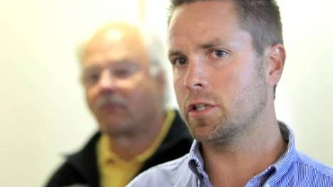 Stefan Hedlund ny tränare för Piteå HC ledde i går sitt första ispass. Ove Marklund, i bakgrunden, pratade också innan träningen om att stärka samarbetet med Skellefteå AIK.