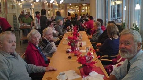 Pensionärer, personal och anhöriga från avdelning Svalan på äldreboendet Ugglan firade luciadagen med att äta lunch tillsammans på Fluxen. Deltog gjorde bland andra från vänster Tage Öhman, Ingrid Näslund, Ingrid Häggkvist, Anita Holm (personal) och Erik Lindgren. Närmast kameran till höger sitter Krister Öhman, anhörig.