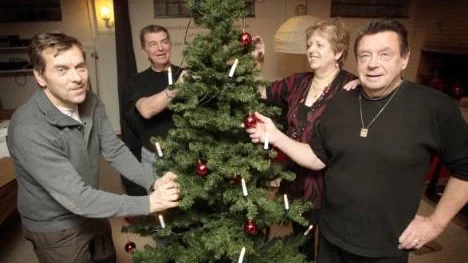 Granen kläs för att stå färdig för julfirande hos Länkarna och EFS. Från vänster: Frantz Hancke, Kenneth Marklund, Monica Isaksson och Ture Isaksson som hoppas på många besökare under årets Öppen Jul.