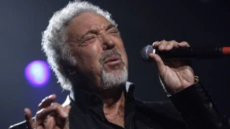 Tom Jones röst har förändrats med åren, men den är fortfarande kraftfull. Själv tycker han att den bara har blivit bättre.