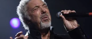 Tom Jones, 70, smider planer