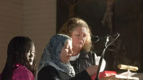 Multireligiöst. Marwa Hamed och Carina Högdahl läste tillsammans förbön när Arvidsjaurs församling i går firande FN-dagen med temamässa i kyrkan. Närmast till vänster står Agathe från Kongo.
