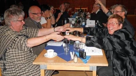 Glada miner under Oktoberfestens allsångsövningar visade bland andra de här Älvsbyparen. Till vänster Ingegerd och Nils-Georg Lundberg och mitt emot Christina Öhlund och Per-Arne Standar (skymd).