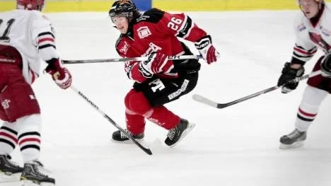 Tim Öquist (nr 26) svarade för både mål och målpass i sin andra match med Piteå HC. Han är inlånad från Luleå J20-lag, dit han nu återvänder. Men†jag spelar gärna fler matcher med Piteå. Det var kul, tyckte han.