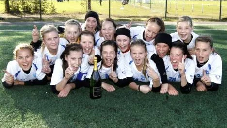 Här är Storfors AIK:s flickor -95 som i helgen blev distriktsmästare i fotboll, men som även vann Piteå Summer Games. Övre raden från vänster: Moa Wirtala, Sanna Öhman, Emma Lundgren, Anna Magnusson, Miriam Berggren, Jessica Nordsvahn, Linnea Bergdahl, Moa Edin, Matilda Fernberg. Nedre raden från vänster: Johanna Sundqvist, Emma Filipsson, Clara Eriksson, Linnea Lundberg, Moa Mellberg, Linnea Roslin.