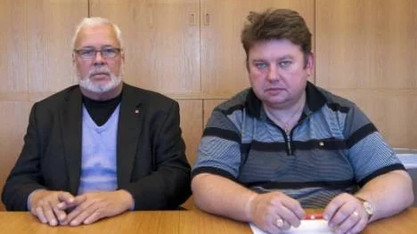 "Det finns en hel del droger bland ungdomarna i samhället, det stora problemet är främst nätdrogerna. Det här måste föräldrarna få upp ögonen för", säger socialnämndens ordförande Henning Åhman (S). Till höger sitter kommunalrådet Jerry Johansson (S).