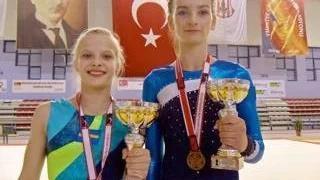 Älvsbygymnasternas Julia Rumbutis (till vänster) kom på andra plats i mångkampen under tävlingen i Istanbul. Vann gjorde Larisa Iordache, Rumänien.