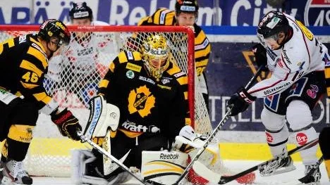 Andreas Hadelöv var nära att hålla nollan mot krislaget Linköping. Här står han emot när Pontus Petterström är framme och försöker trycka in pucken.
