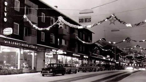 Minnet av gamla butiker är ett ständigt samtalsämne i nostalgigruppen. Här är Storgatan i Älvsbyn julskyltad i slutet av 60-talet.