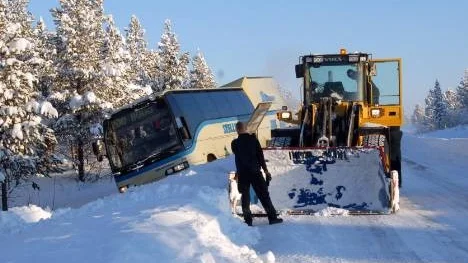 Silvervägsexpressen från kust till kust hamnade i diket efter att ha väjt för att undvika en kollision med en mötande plogbil eller en framförvarande traktor.