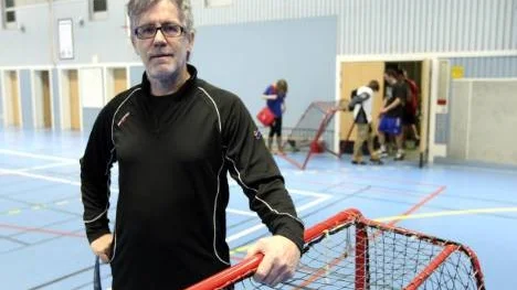 Idrottsläraren Hans-Ola Wikman minns hur inställningen till skolidrott brukade vara. "Förr kunde eleverna stå vid dörren på mondagsmorgonen                             och fråga vad vi skulle göra på lektioen som var på torsdag", berättar han.
