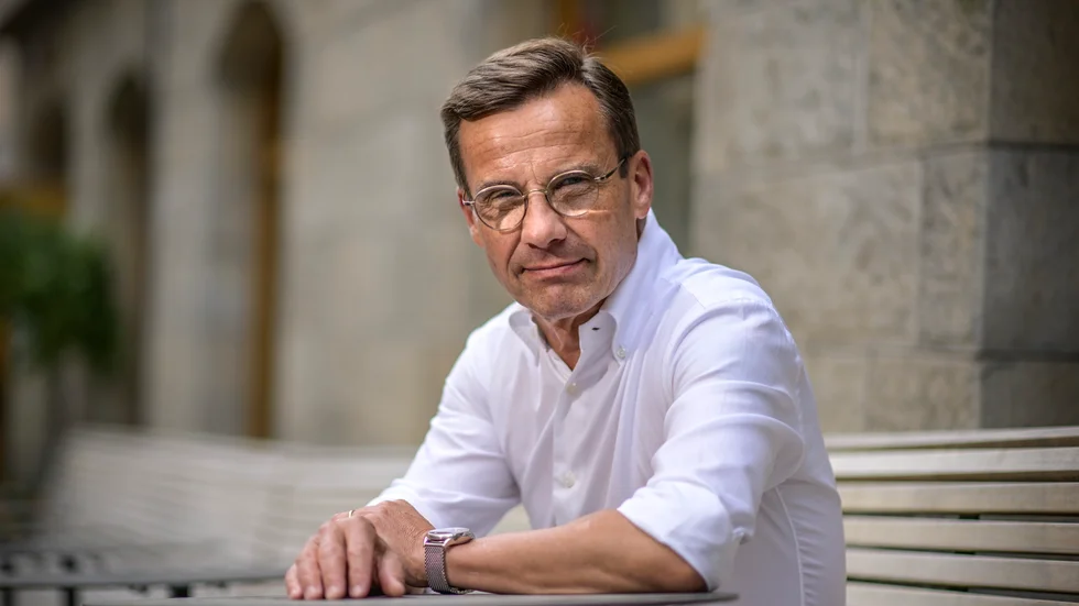Kristersson måste helt enkelt lära sig av Socialdemokraterna, och genom avtal med andra säkerställa att hans politik genomförs även om de rödgröna vinner nästa val, skriver Per-Ola Olsson.