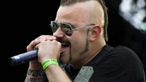 Joakim Brodén driver Sabaton vidare med nya bandkompisar.