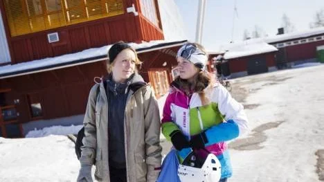 Julia Burman, 16, (till vänster) gick Svenska Balettskolan och har peppat sin lillasyster Lisa att söka in. Men nu när beskedet kom att det inte blir någon dansklass, tvingas Lisa söka något annat.