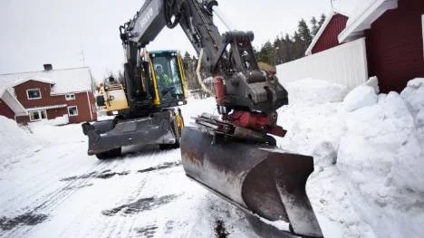 Sven Brännström skottar ut snö ur diken för att smältvatten inte ska rinna in på vägen.