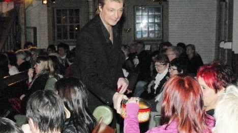 Pepparkakor till publiken. Tommy Nilsson såg ut att trivas och ha roligt under sin julkonsert i Arjeplogs kyrka. Men konserten hade också mer allvarliga inslag.