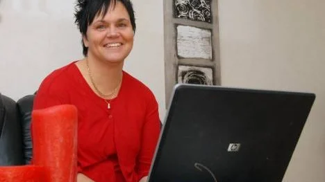 Laila Bergström, 45, är nog Arjeplogs hetaste person just nu. Hennes Facebooksida "Du vet om du är från Plass´n om du ..." får 100 nya medlemmar varje dygn.