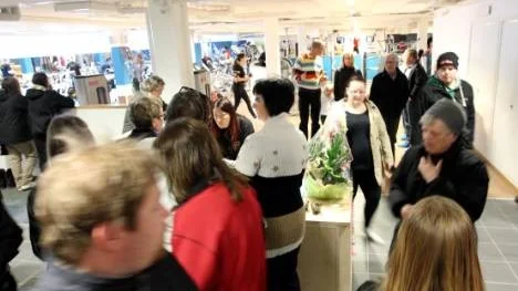Massor av folk tog på lördagen chansen att gå husesyn i Piteås nyrenoverade, nyöppnade hälsocentrum.