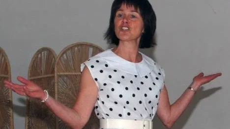 Viveca Poijo gör comeback i Kojfolket och spelar rollen som Röda Korsetchef i sommarens föreställning.