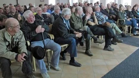 Ett 100-tal jägare från Älvsbybygden lyssnade till Rune Stokkes intressanta föreläsning om björnprojektet i Udtja sameby.