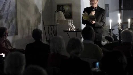 Med lika delar humor och dödligt allvar, skapade Mikael Niemi rätt stämning när han kom till Piteå stdsbibliotek för att manifestera nordisk berättartradition med både högläsning och en skröna till skenet av stearinljus.
