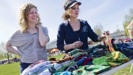 Anna-Lena Wiksten och Elin Magnusson som satte upp ett bord för första gången.