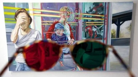 "En optiker har gett mig glasögonbågar som jag har försett med ett rött och ett grönt glas. Jag valde de färgerna för att de inte ska påverka det gula, därför funkar det att måla porträtt" säger Fredrik Johansson om 3D-effekten.