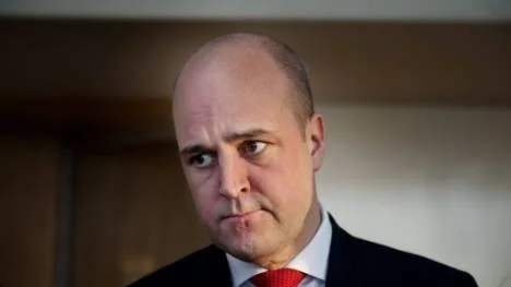 Fredrik Reinfeldt verkar inte alltför tillfreds med att regeringen nu granskas hårdare än tidigare av medierna.