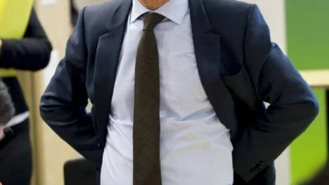 Ulf Kristersson (M) och övriga ministrar i regeringen respekterar inte riksdagens beslut i sjukförsäkringsfrågan.