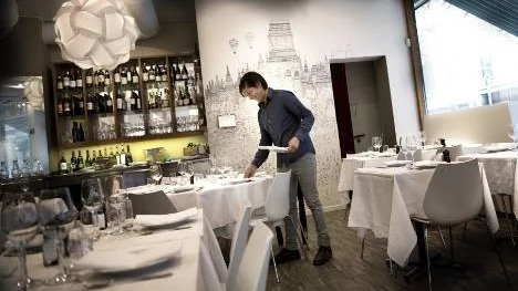 Vill vi ha siffror på de faktiska effekterna av restaurangmomsen måste vi nog vänta ett år eller så. Då kommer vi att få veta hur mycket statskassans intäkter har minskat med och vi får reda på hur många som faktiskt har anställts i restaurangbranschen.