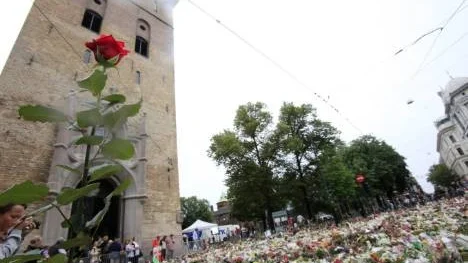 Blomsterhavet utanför Oslo domkyrka. Behovet av att hedra de dödade på Utöya var stort.